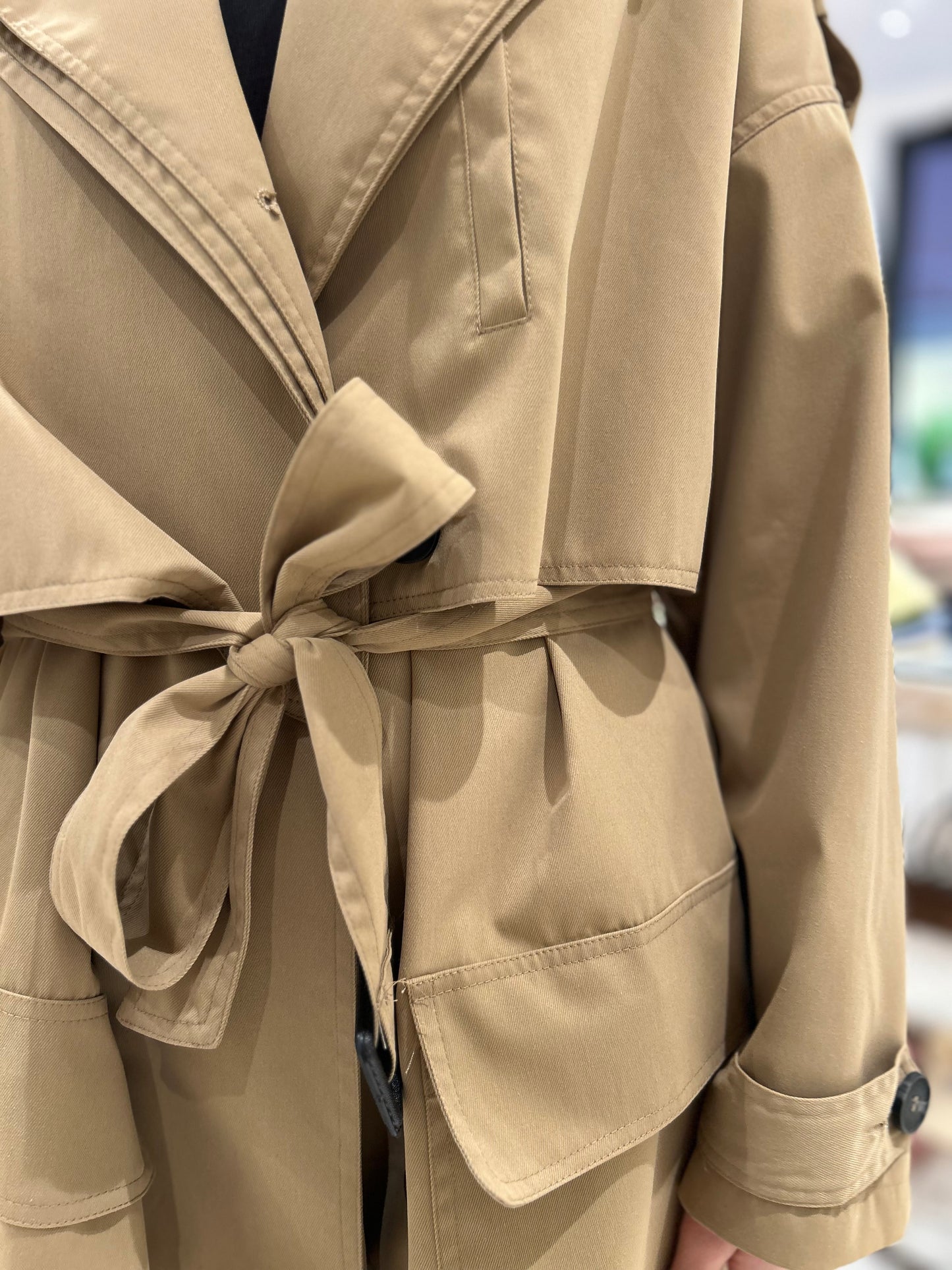 Trench lungo con cintura e doppio colletto