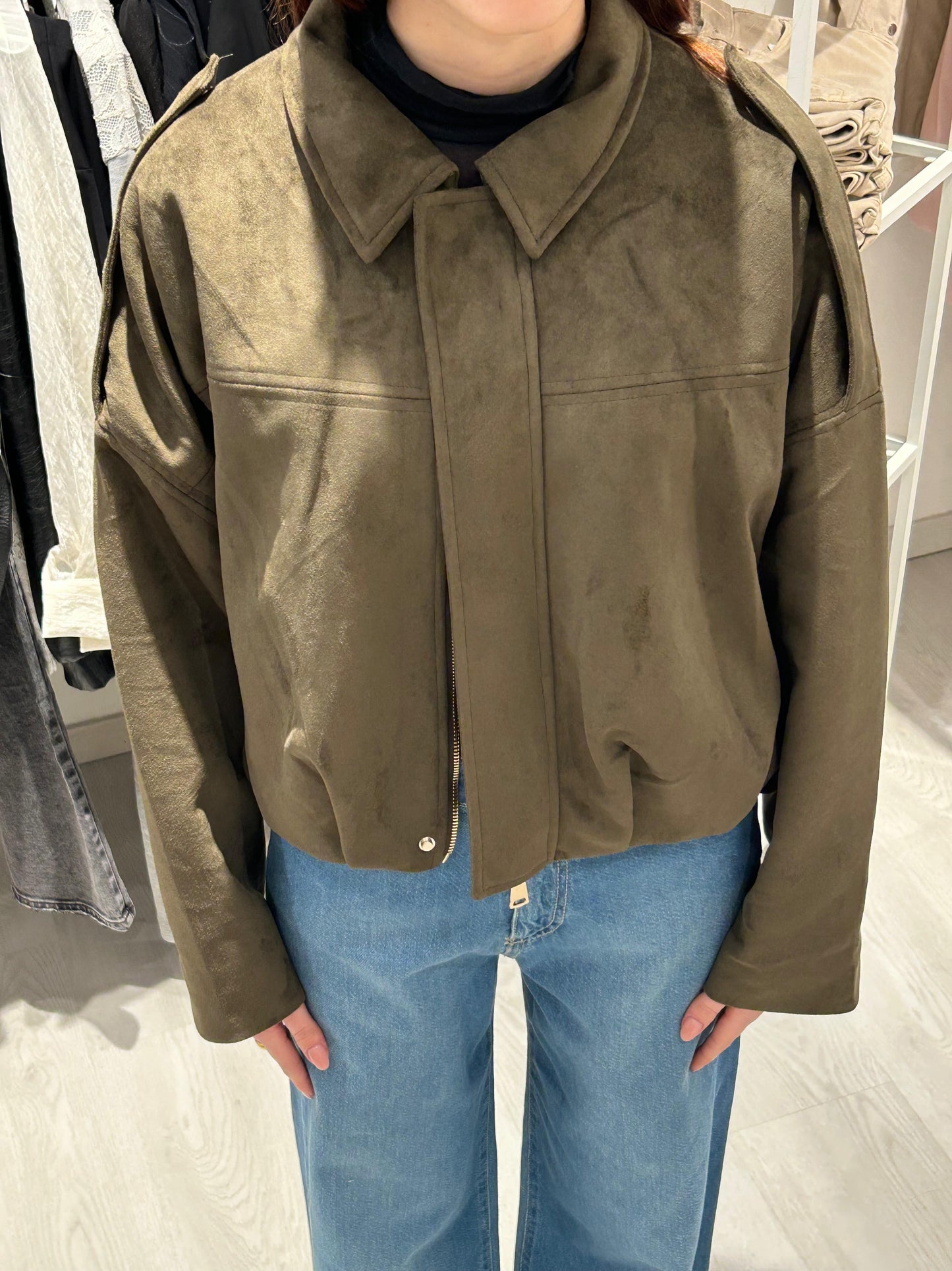 Bomber crop scamosciato