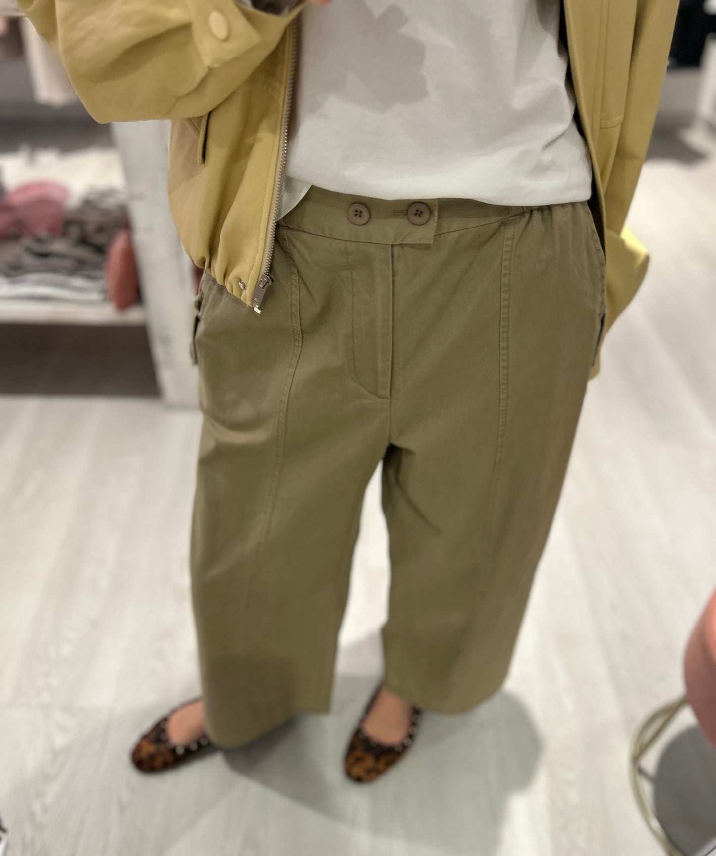 Pantalone con bottoni laterali