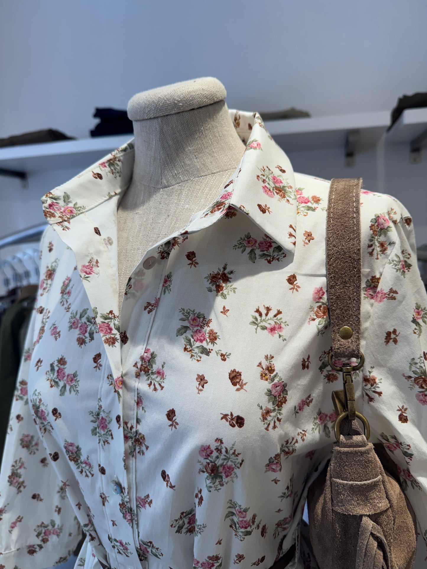 Abito a fiori con bottoni