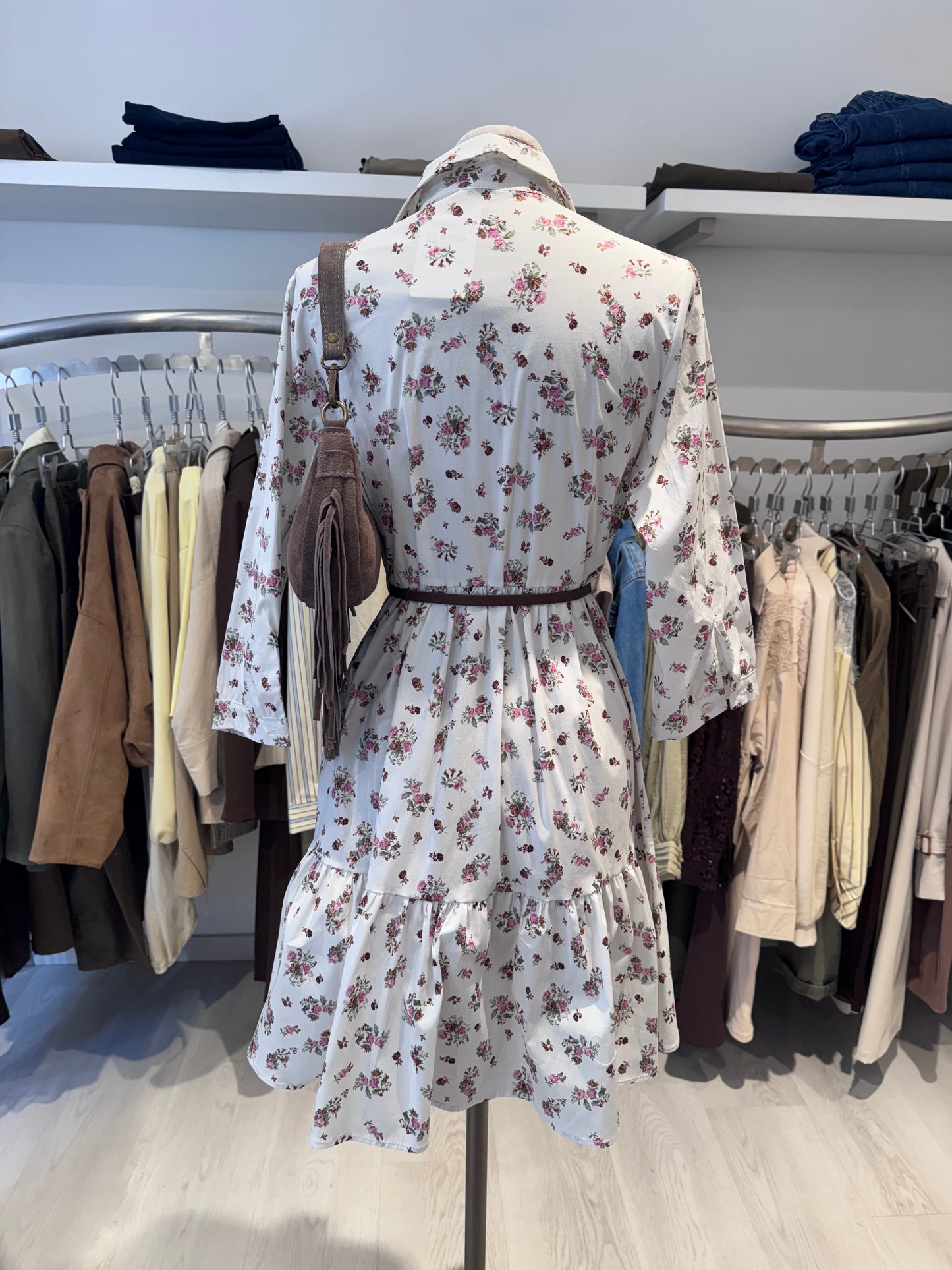 Abito a fiori con bottoni