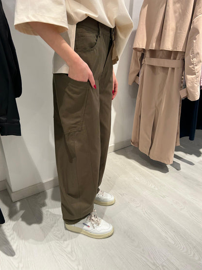 Pantalone "Carrot" con bottone